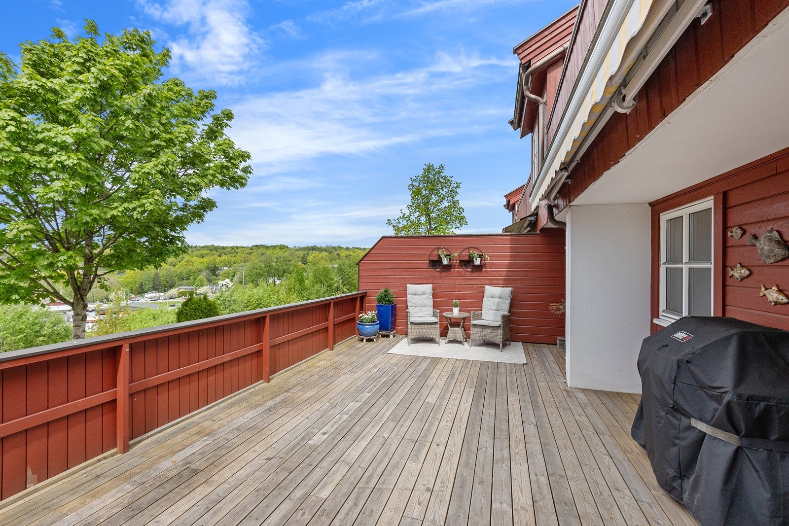 Fra stuen er det utgang til en vestvendt terrasse på ca. 42 m² med godt utsyn. Galleribilde