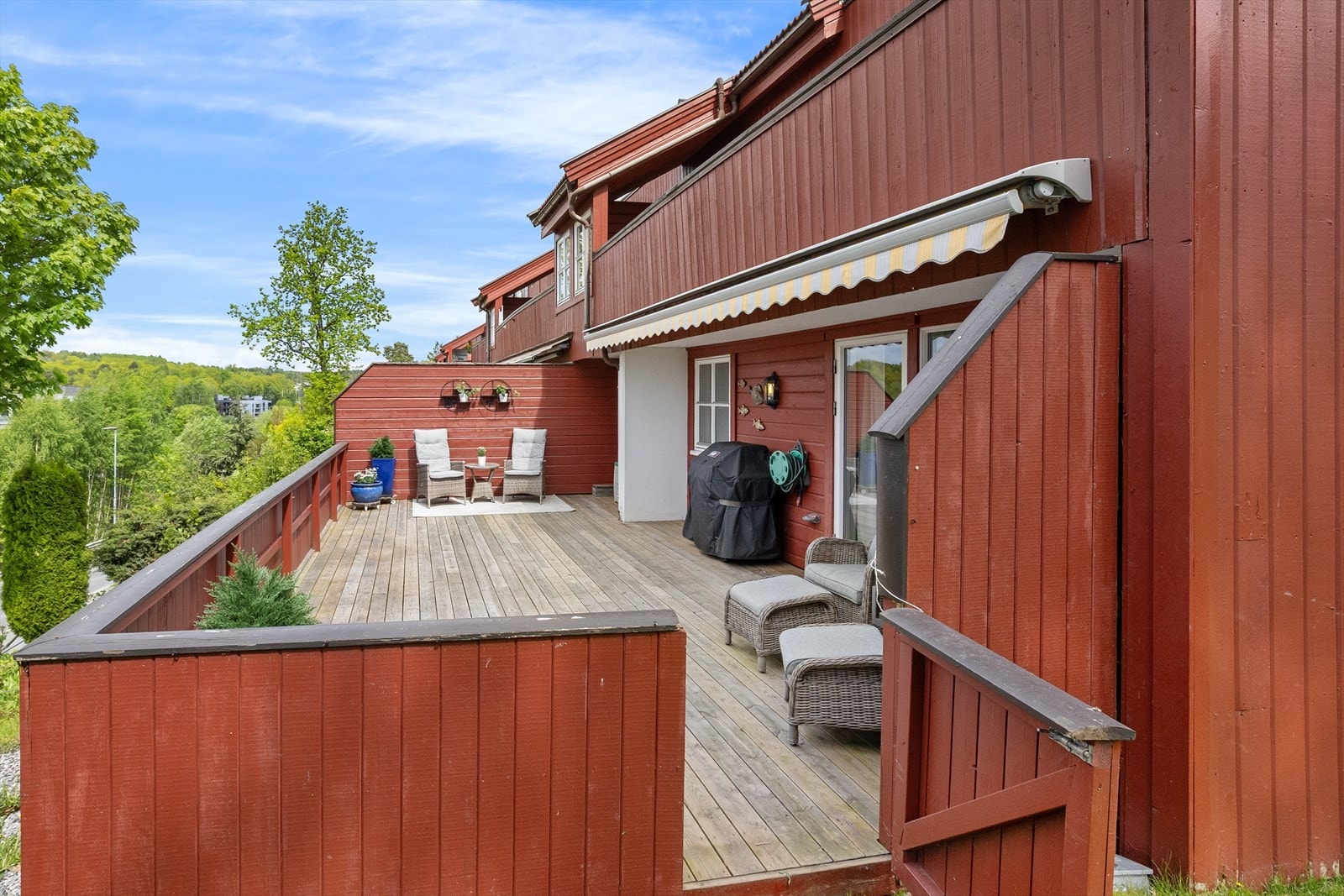 Den store treterrassen på ca. 42 m² har god plass til flere sittegrupper. Terrassegulvet ble lagt nytt i ca. 2023. Galleribilde