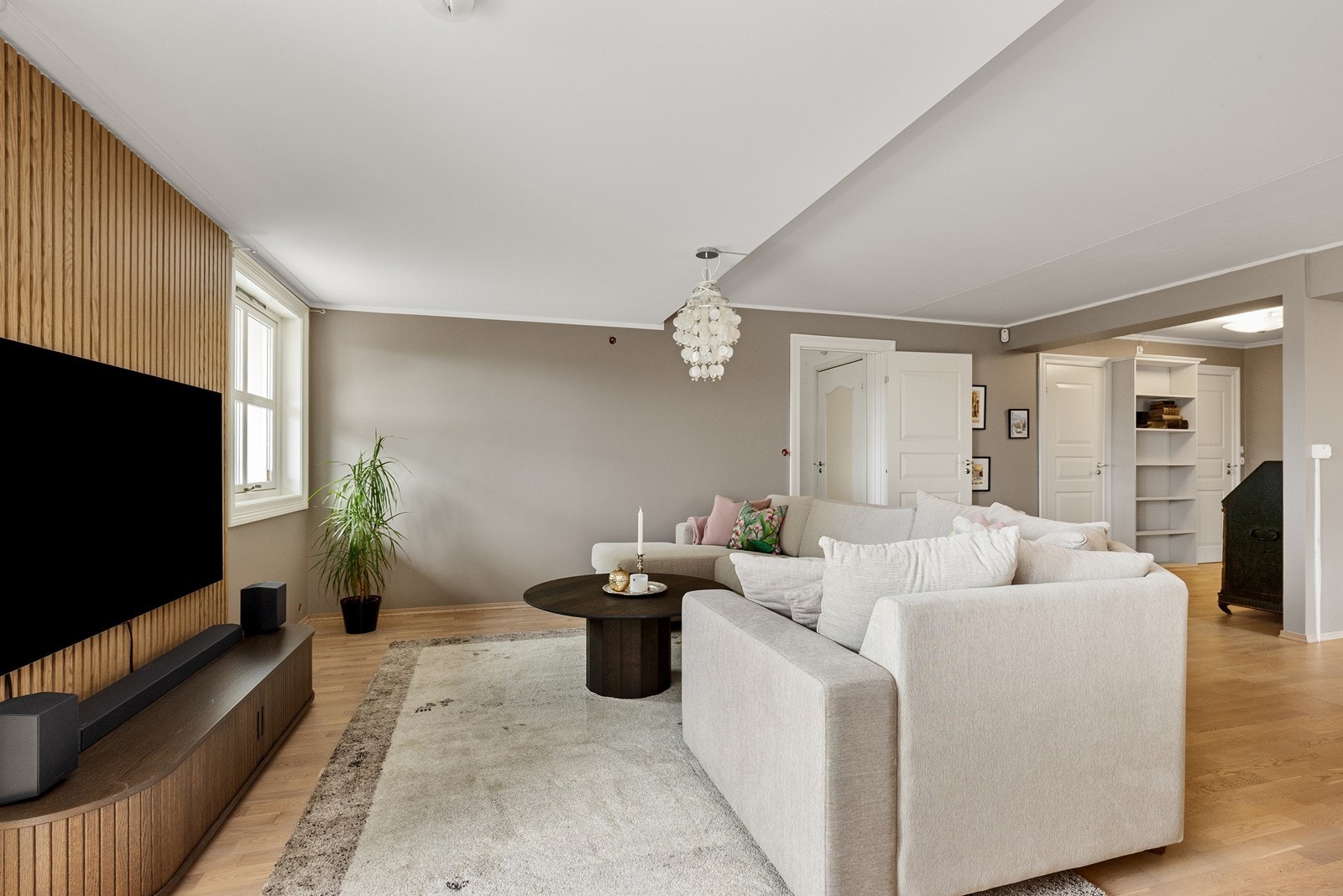 Stuen har en elegant spilevegg som skaper et moderne uttrykk og definerer sonen for TV-møblement. Galleribilde