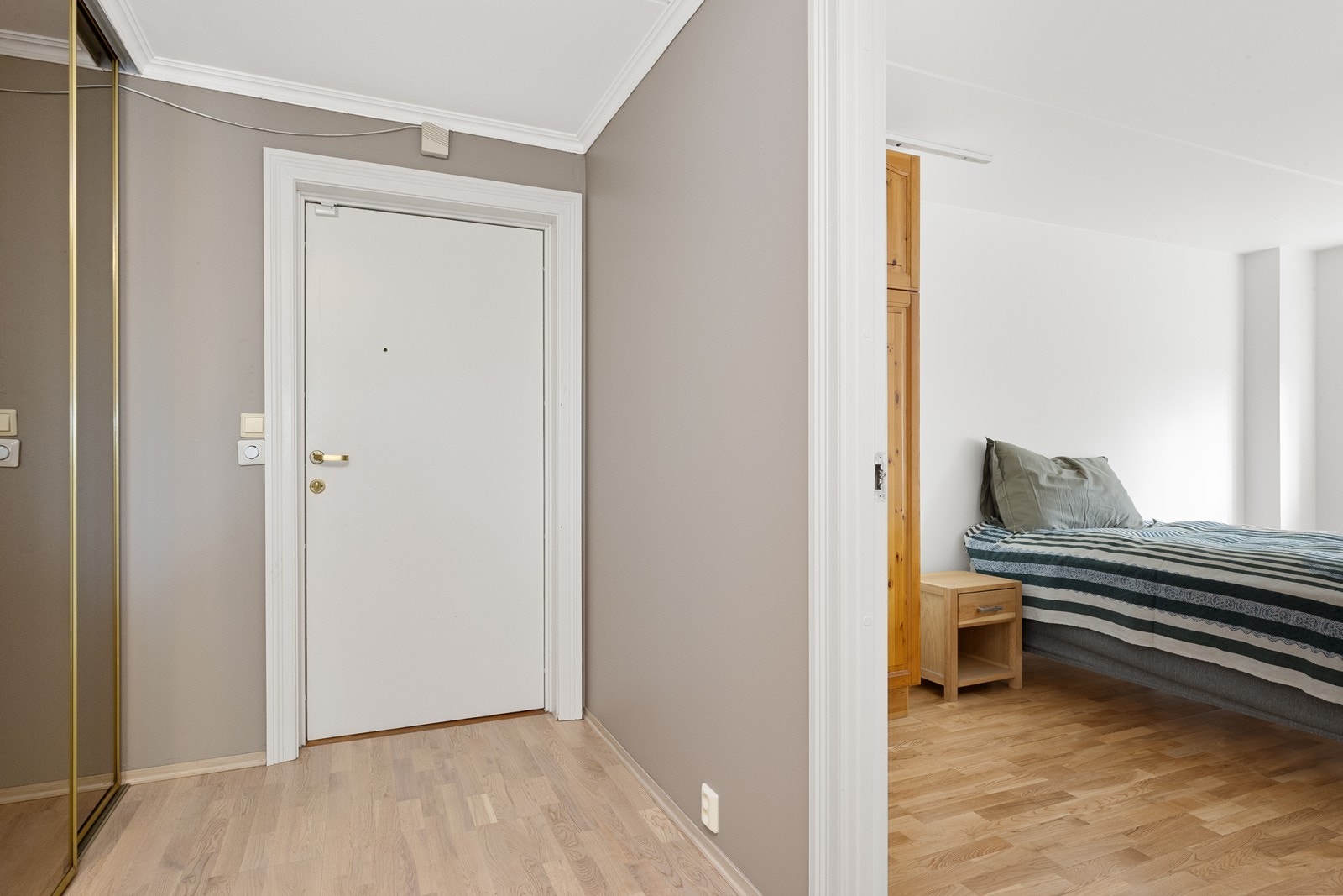 Praktisk skyvedørsgarderobe med speilfronter gir rikelig med oppbevaringsplass i entréen. Galleribilde