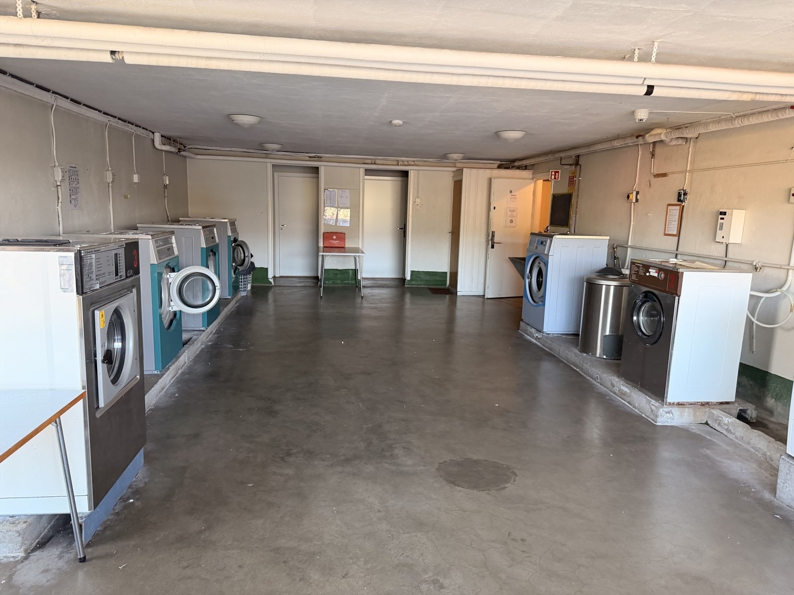 Stort felles vaskerom i tillegge til at det er opplegg for vaskemaskin på badet. Galleribilde