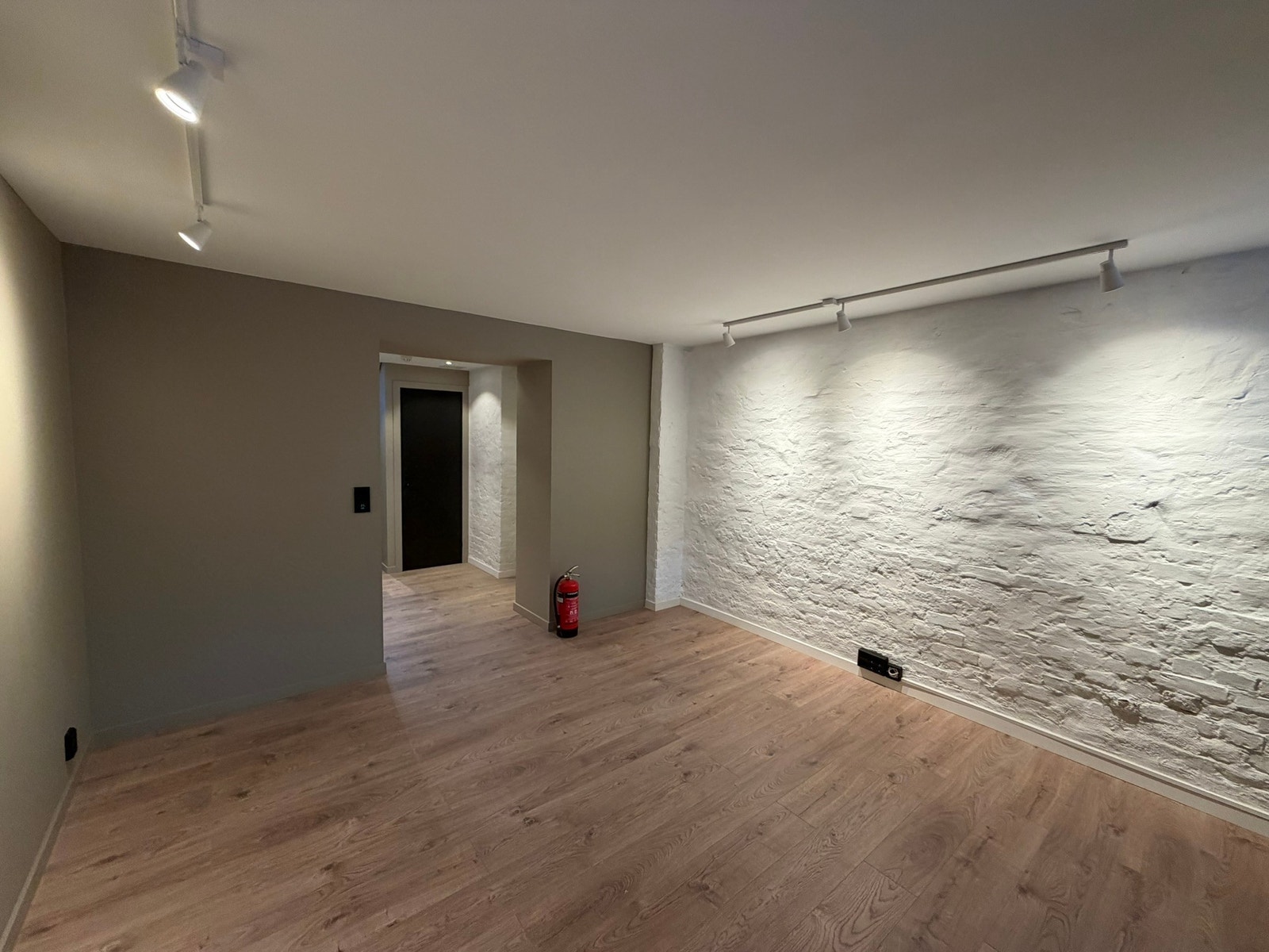 Romslig stue i underetasje Galleribilde