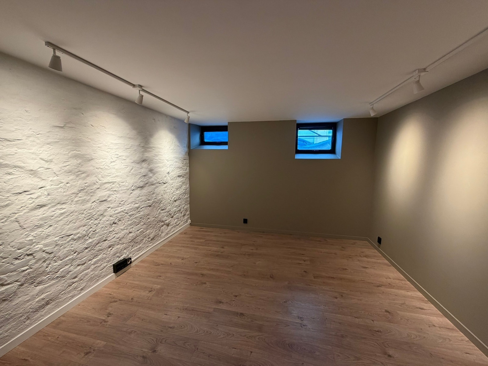 Romslig stue i underetasje Galleribilde