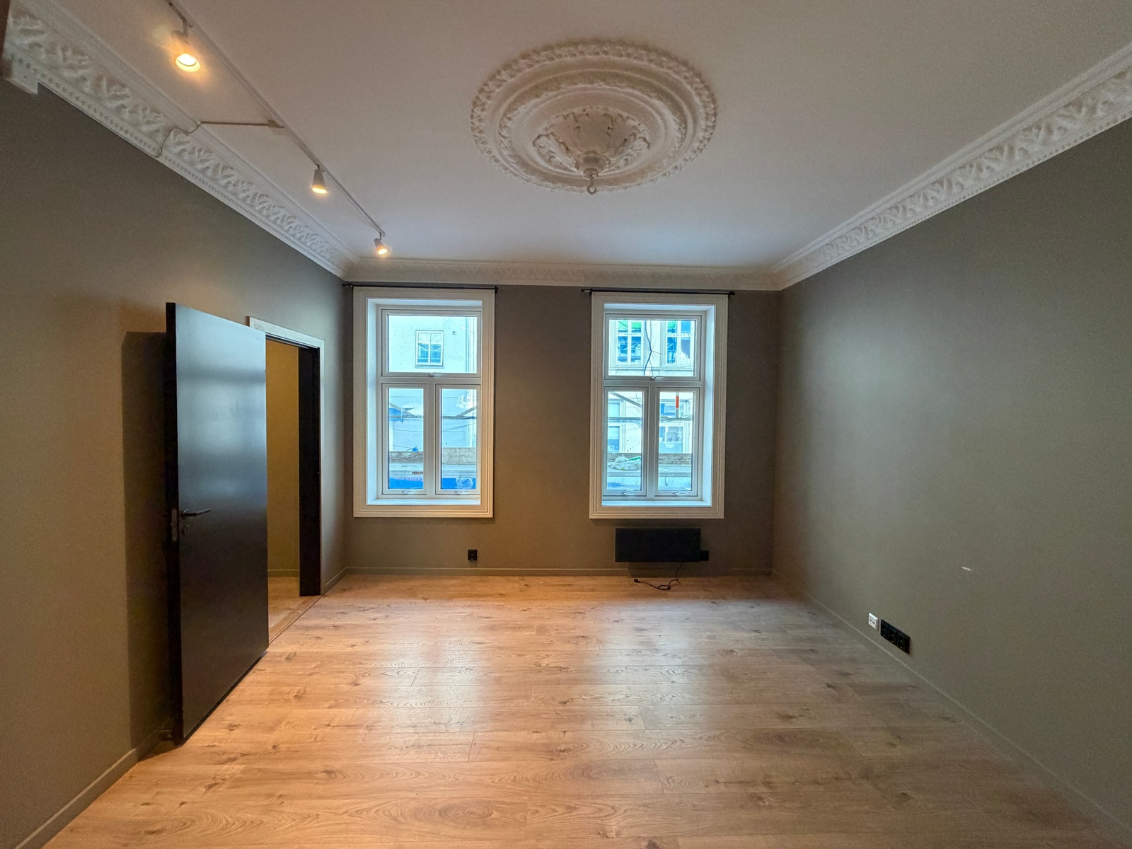 Romslig stue med gode møbleringsmuligheter Galleribilde
