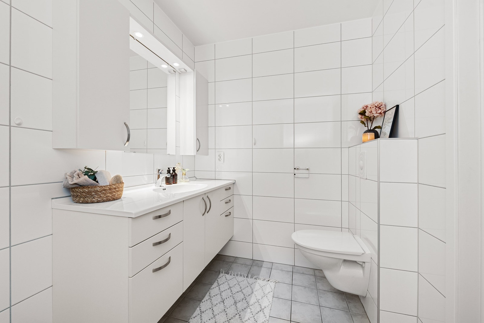 Badet har flislagte overflater, gulvvarme og innredning fra HTH. Galleribilde