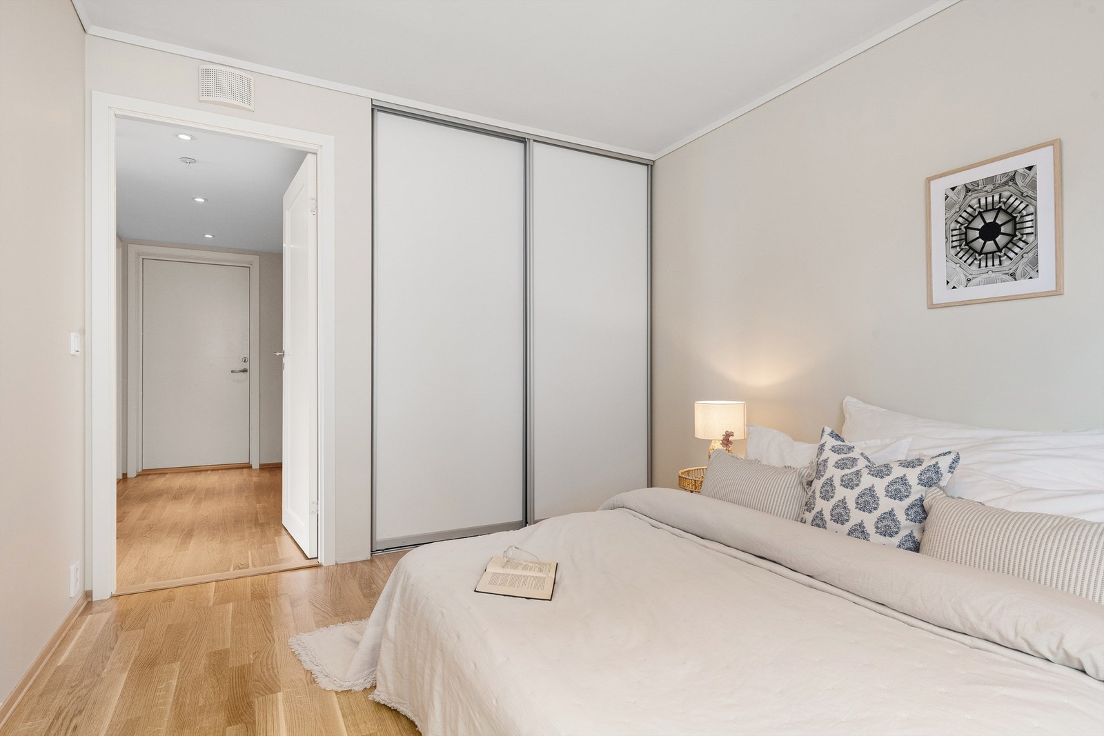 En romslig skyvedørsgarderobe gir rikelig med oppbevaringsplass. Galleribilde