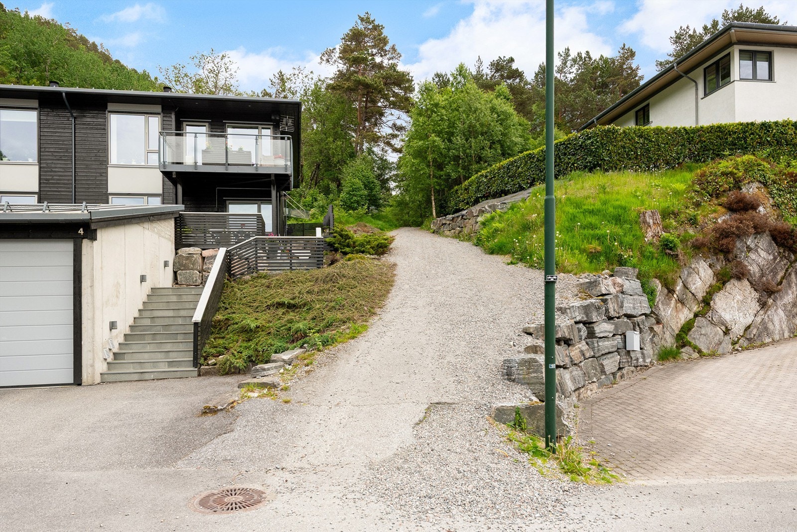 Like ved leiligheten har du turvei til Høgkubben og Emblemsfjellet. Galleribilde