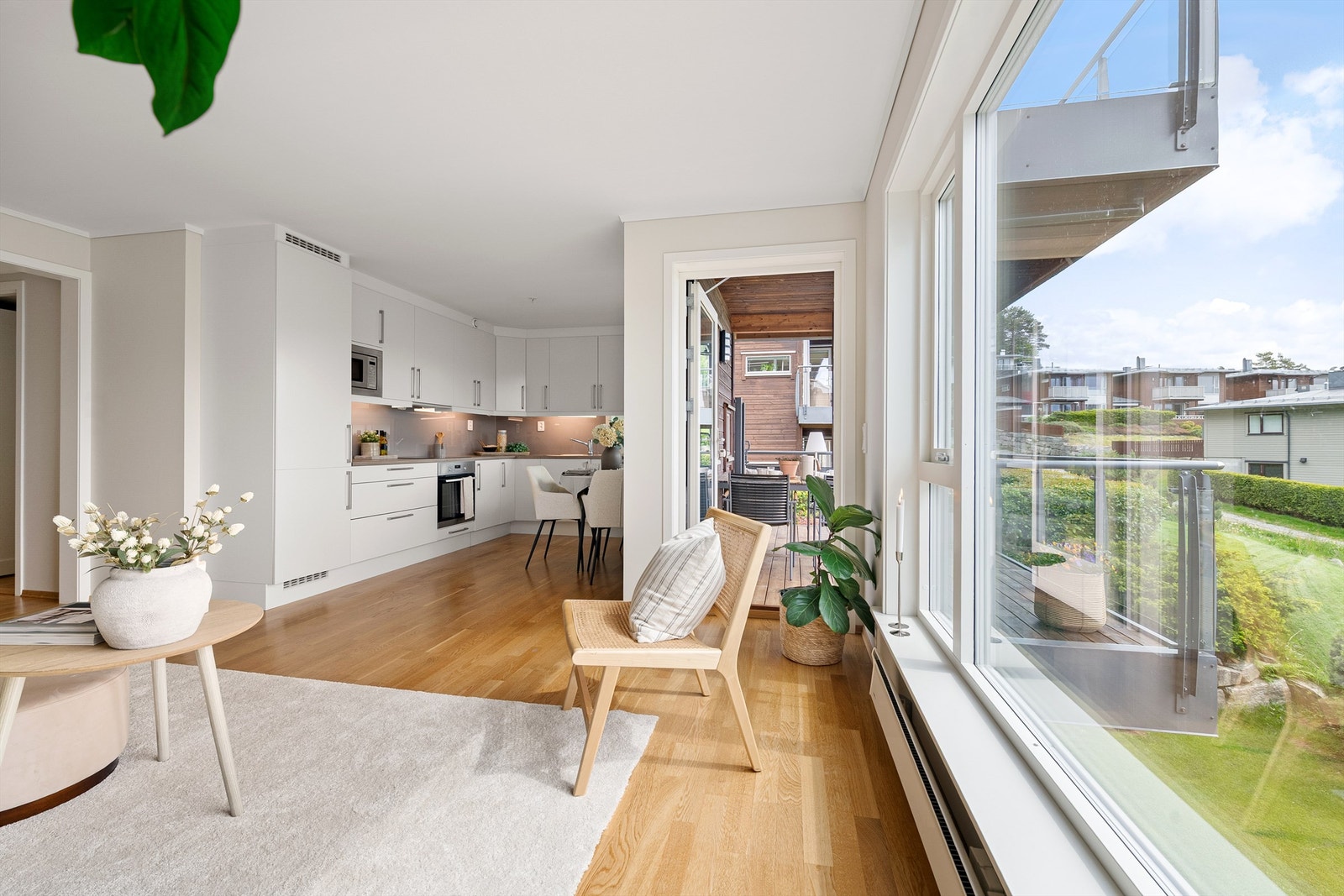 Fra stuen er det direkte tilknytning til både kjøkken og balkong. Galleribilde