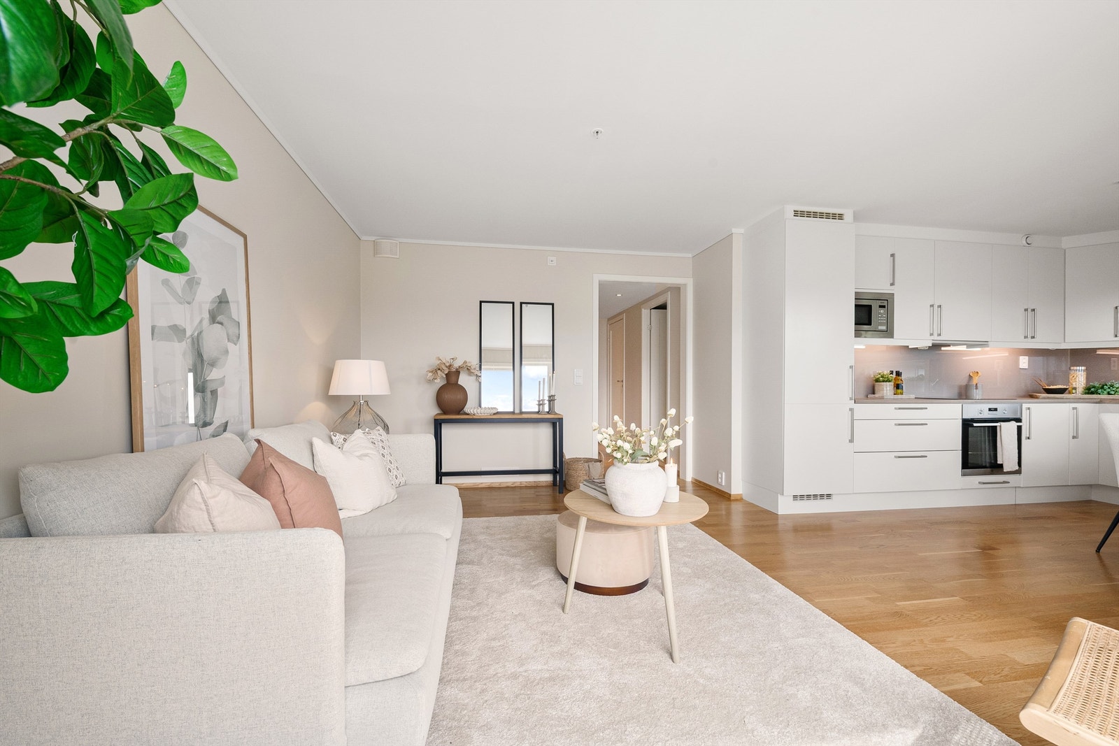 Gjennomgående parkett i oppholdsrommene gir et helhetlig og rent uttrykk. Galleribilde