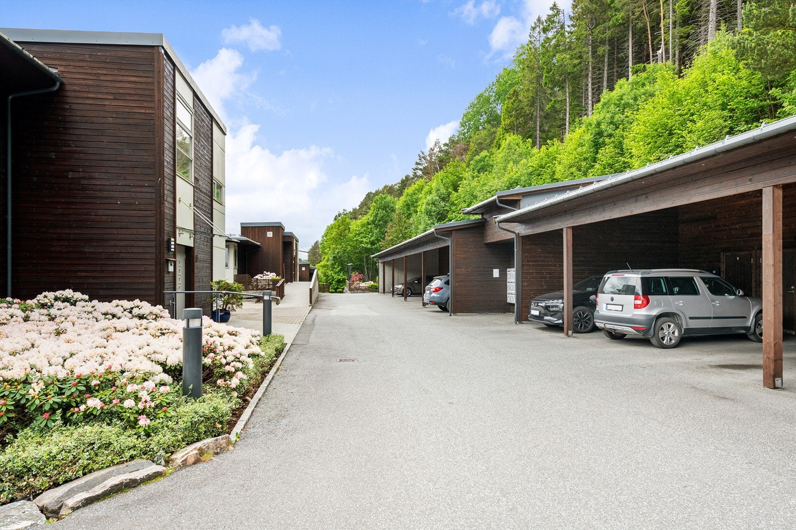 I bakkant av carporten følger en privat bod på 5 m² for ekstra lagring. Galleribilde