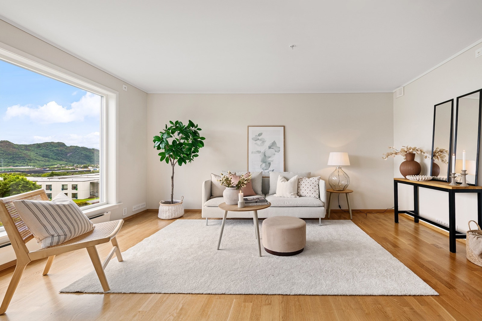 Rommet er enkelt å møblere med plass til både sofagruppe og annet ønsket møblement. Galleribilde