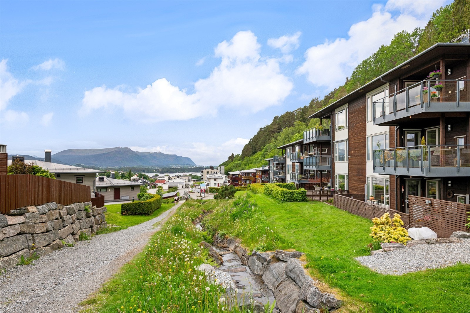 Kort vei til skog og mark med gode turmuligheter. Galleribilde