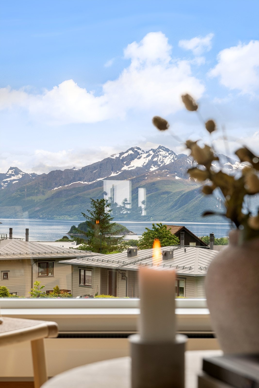 Utsikten mot de omkringliggende fjellene er et sentralt element i boligen. Galleribilde