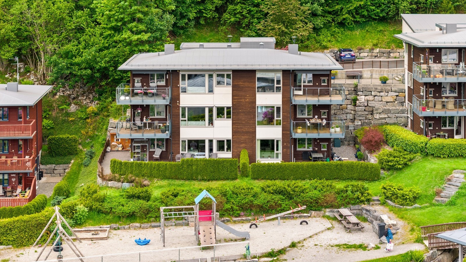 Sameiets fellesarealer er pent opparbeidet med lekeplass og grøntområder. Galleribilde