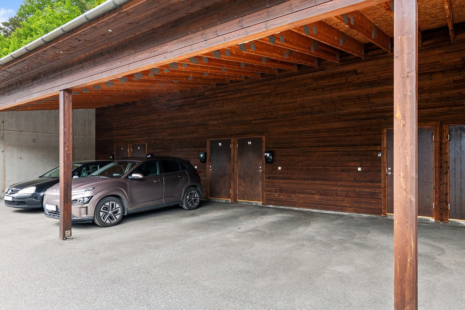 Leiligheten disponerer en fast parkeringsplass i carport. Galleribilde