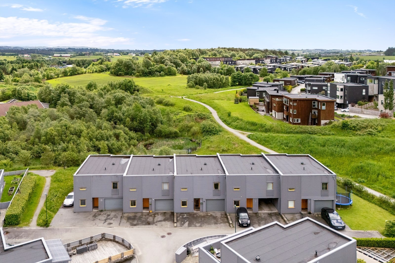 Boligen ligger fint til med grense mot friområde og i trafikkstille gate uten gjennomgangstrafikk Galleribilde