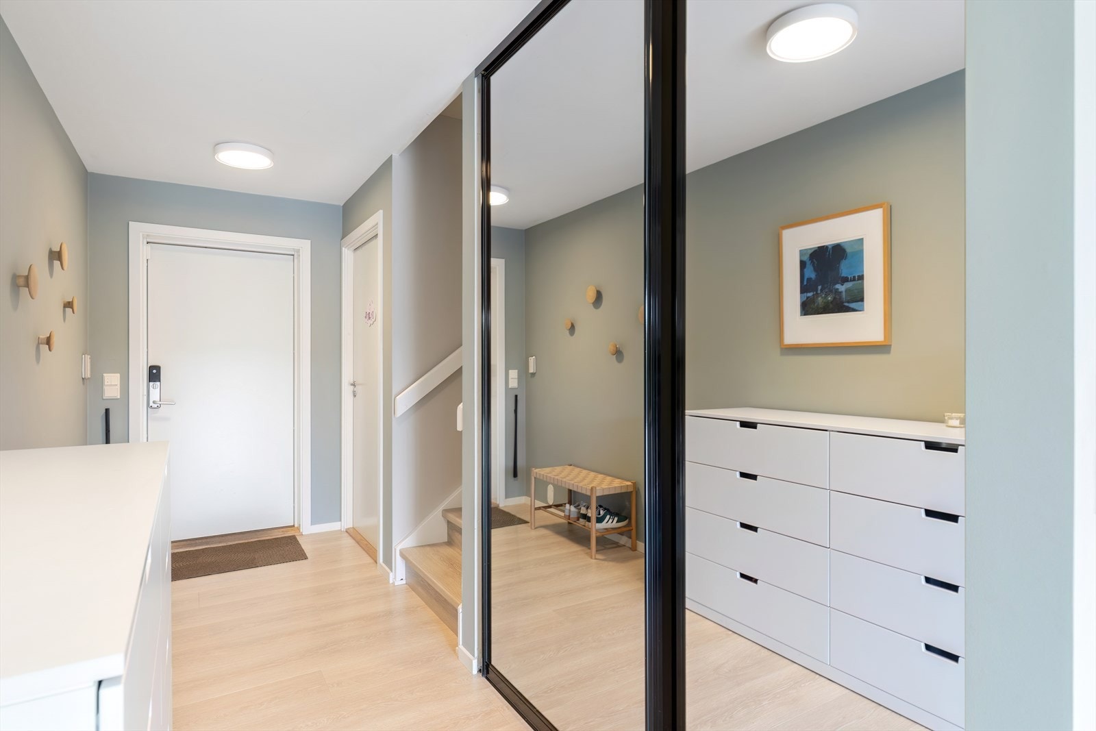 1. etg: Gang med stor skyvedørsgarderobe med speil Galleribilde