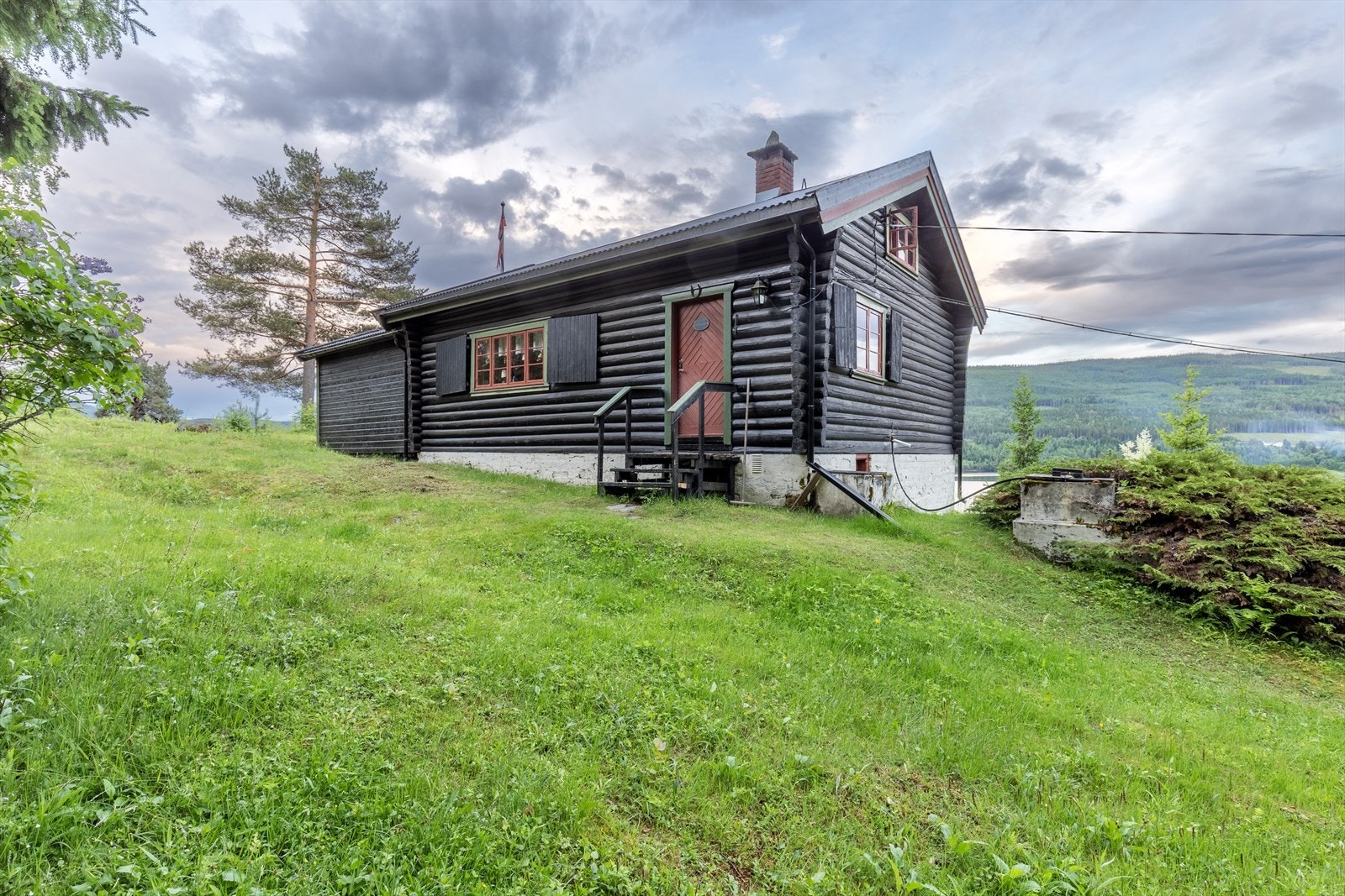 Tømmerhytte som er påbygd med ekstra soverom. Foto: oah-o Galleribilde
