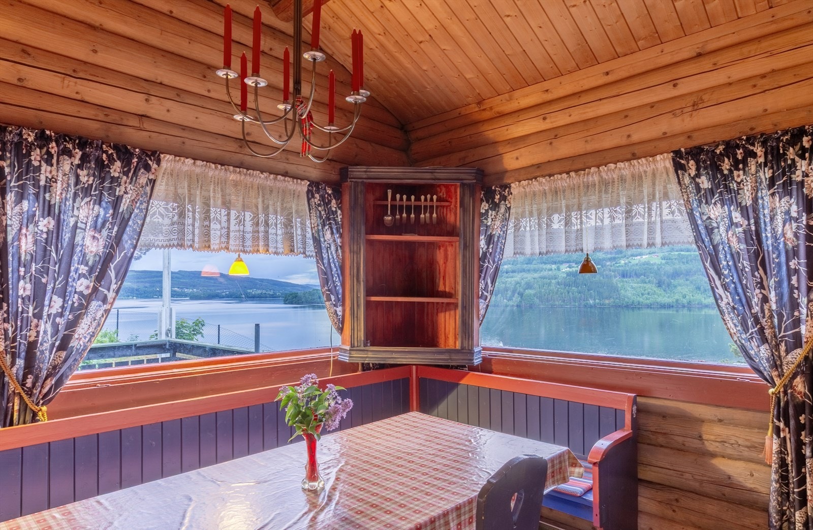 Samle famile og venner ved spisebordet med Randsfjorden som et koselig bakteppe. Foto: oah-o Galleribilde