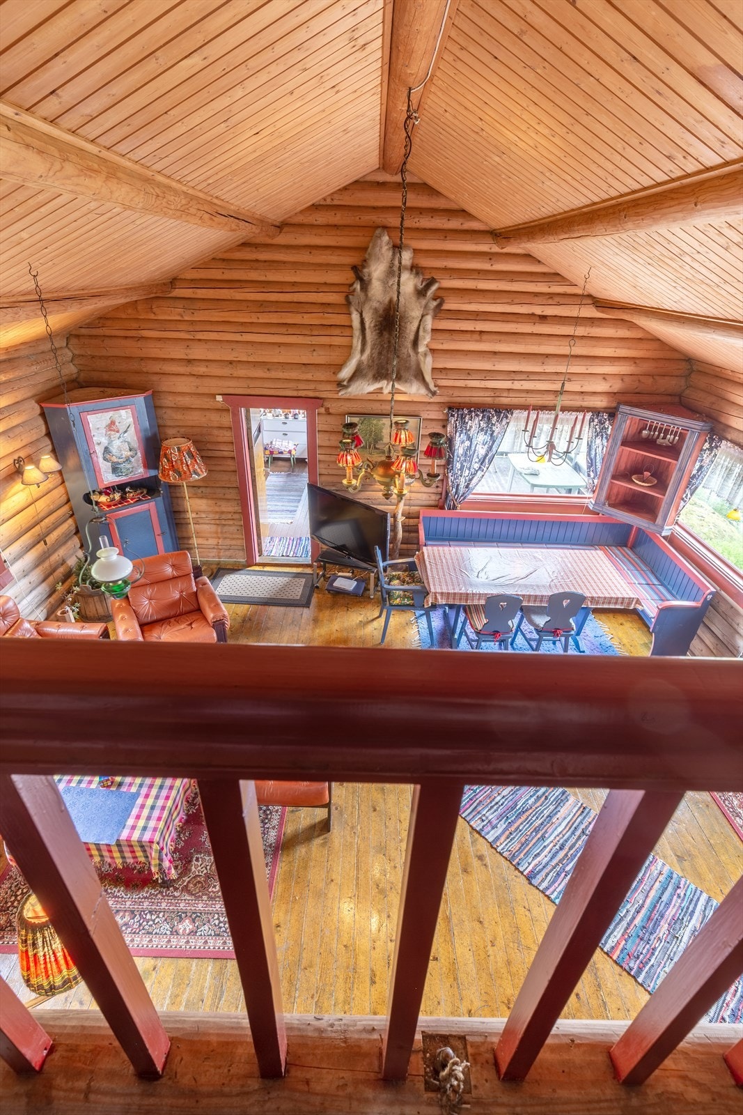 På hemsen er det lav takhøyde, men fungerer fint som gjestesoverom eller ekstra lagringsplass. Foto: oah-o Galleribilde