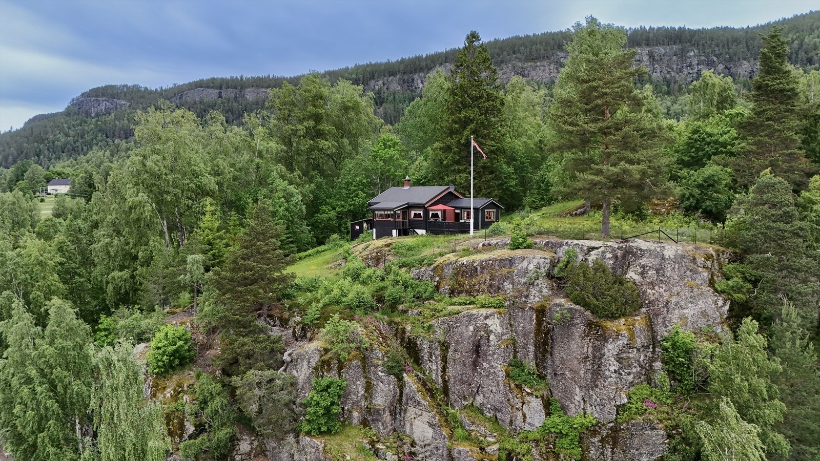 Velkommen til "Kikut" - En unik mulighet for hytte på berget med panoramautsikt over Randsfjorden. Foto: oah-o Galleribilde
