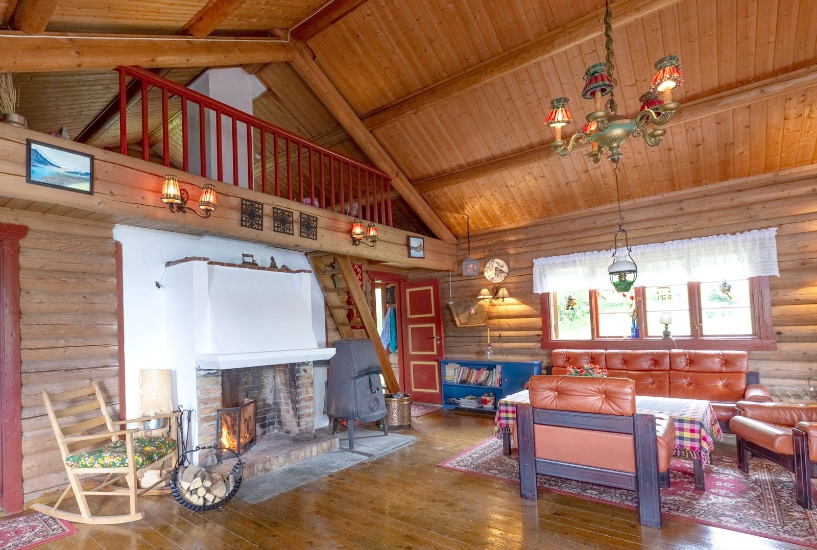 Stue med god plass til både sofagruppe og spisegruppe. Åpen peis for varme og hygge. Foto: oah-o Galleribilde