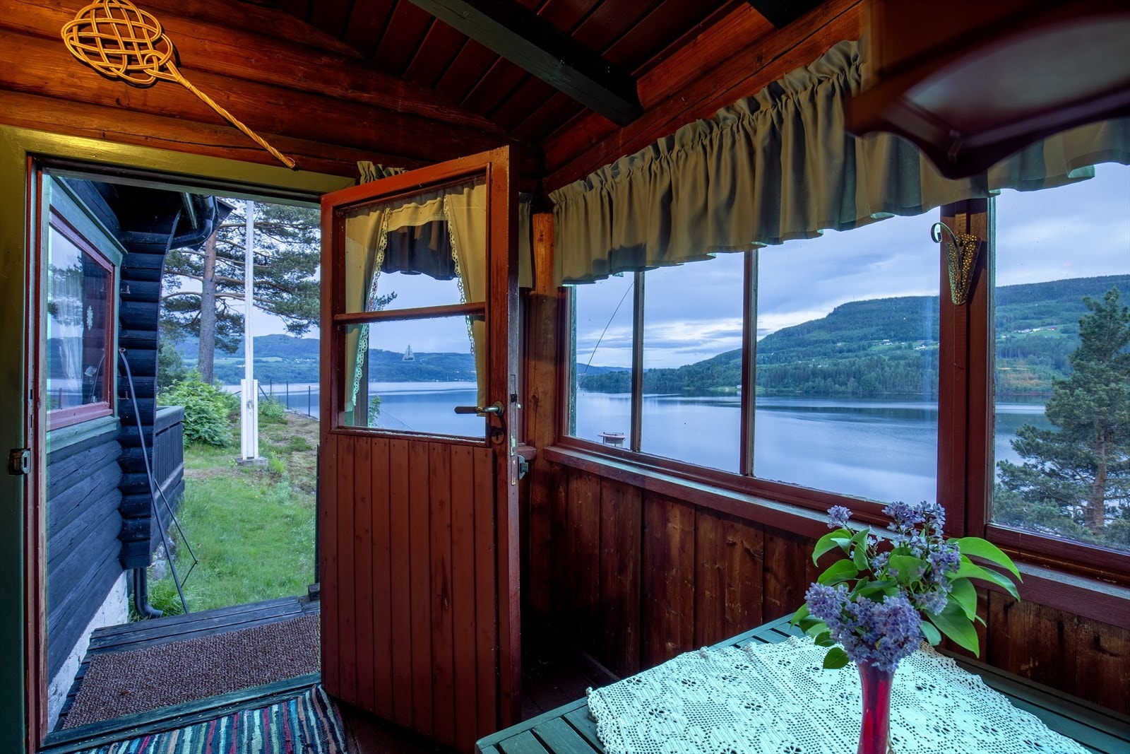 Innglasset verranda der du kan nyte sene kvelder med utsikt over Randsfjorden og Vestsida. Foto: oah-o Galleribilde