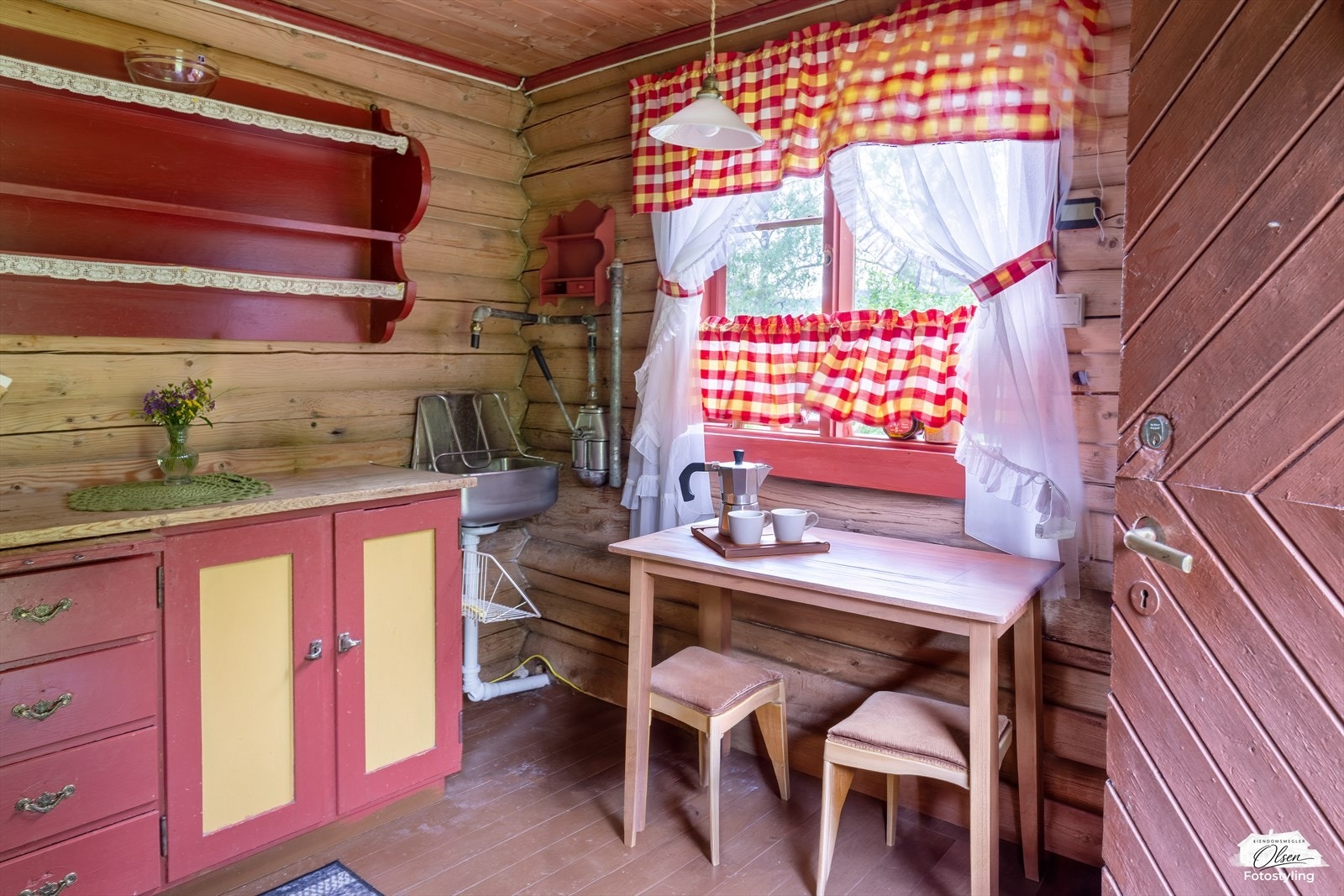 Enkelt hyttekjøkken med utslagsvask og håndpumpe. Foto: oah-o Galleribilde
