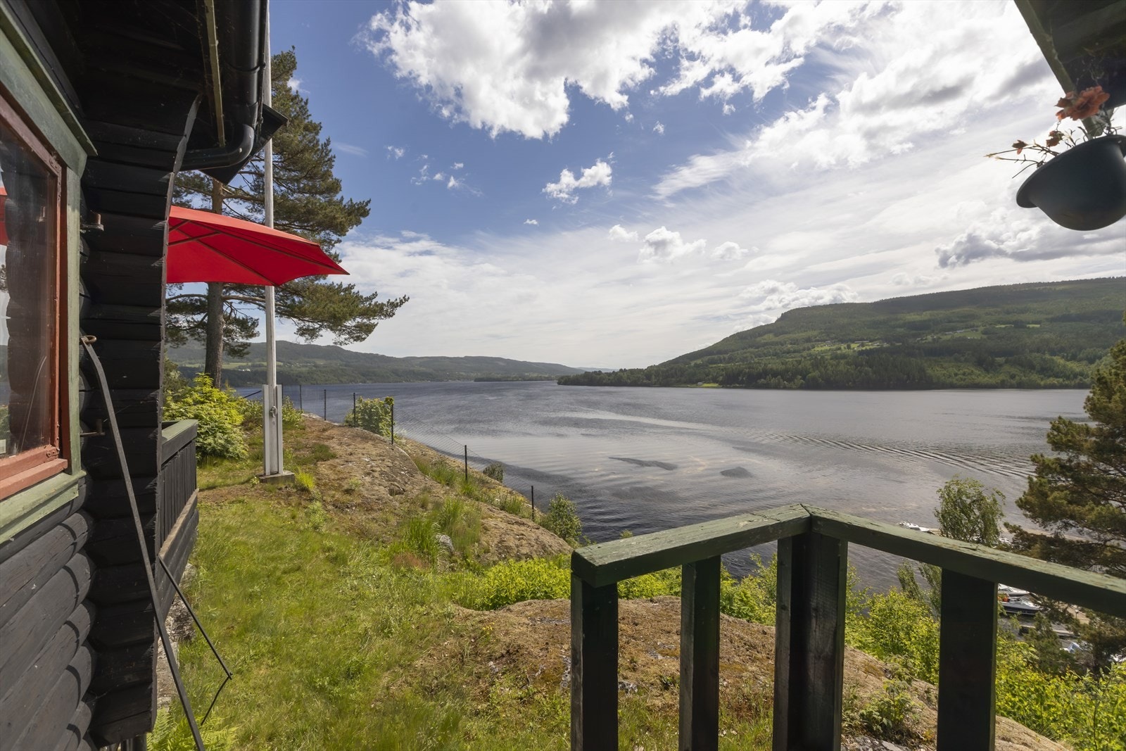 Fra balkongen kan du nyte utsikten over fjorden. Foto: GOAT Media & Productions Galleribilde