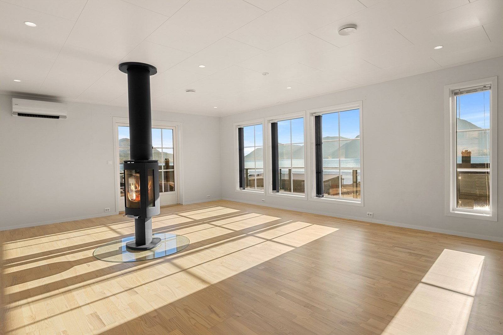 Fra stuen er det utgang til veranda på ca. 78 m² Galleribilde
