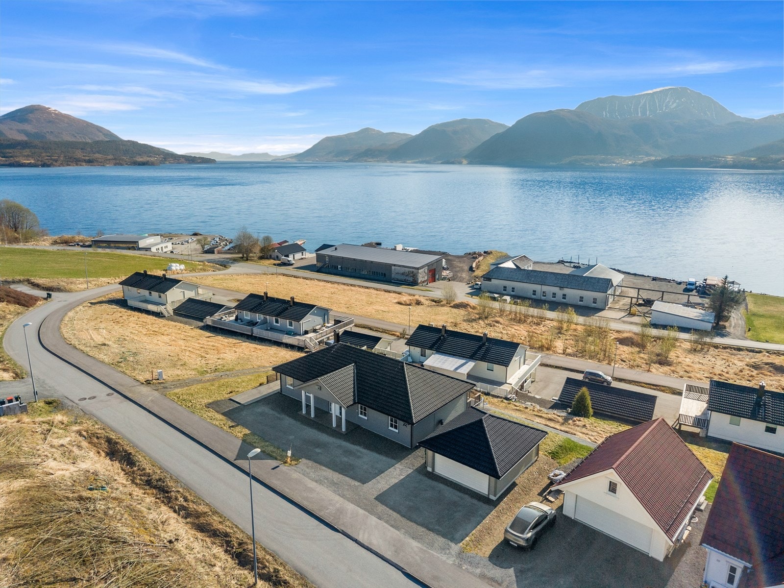 Nærområdet har rike friluftsmuligheter med flere flotte turmål - Blant annet lysløypa til Eide IL, Vardhågan og Seterfjellet fra Ugelstad. Populære Trollkyrkja ligger også innen rimelig avstand Galleribilde