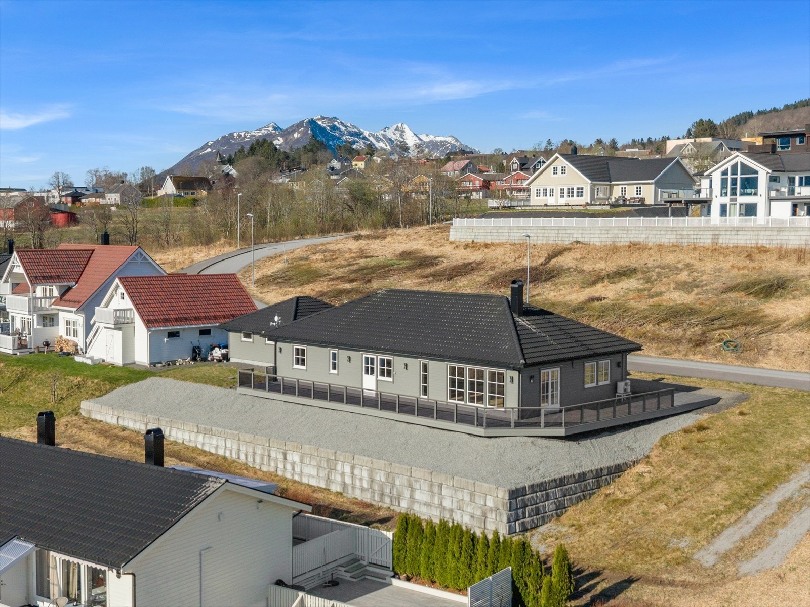 Midteidevegen 22 ligger i et etablert, rolig og barnevennlig boligområde på Eide, kun én knapp kilometer unna sentrum Galleribilde