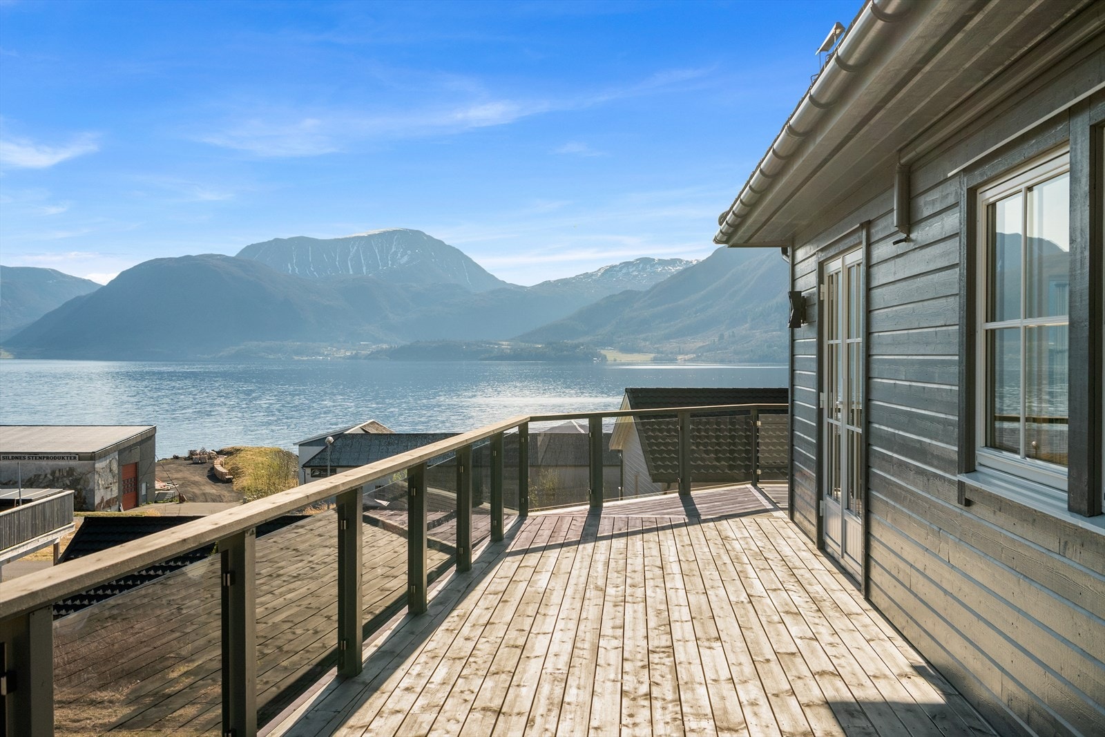 Fra den romslige verandaen kan man nyte den herlige utsikten mot både fjord og fjell Galleribilde