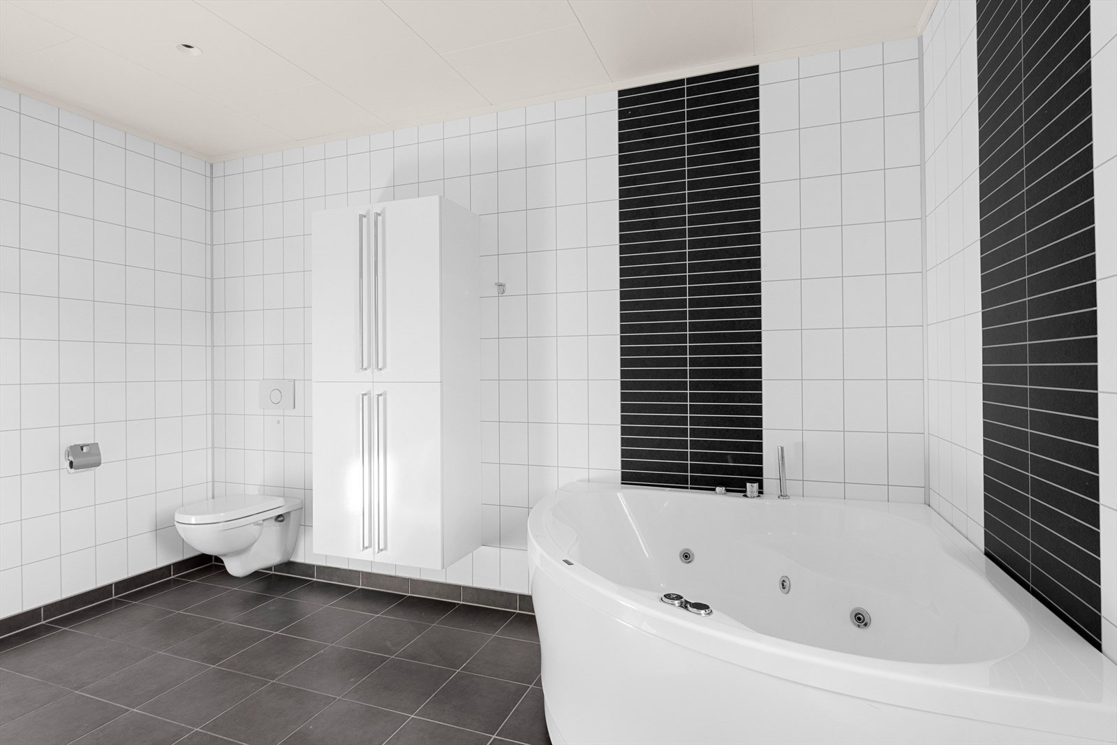Badet er utstyrt med badekar samt dusj Galleribilde