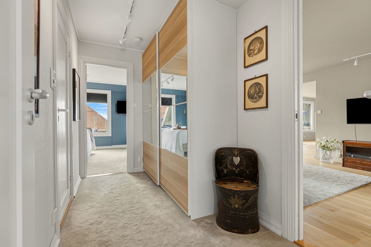 Gang med hod garderobeplass Galleribilde