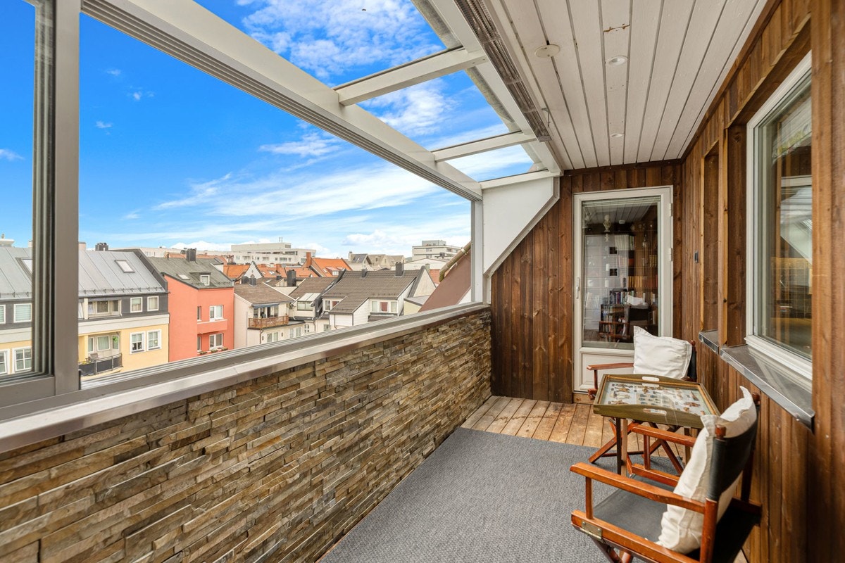 Romslig inneglasset terrasse på baksiden Galleribilde