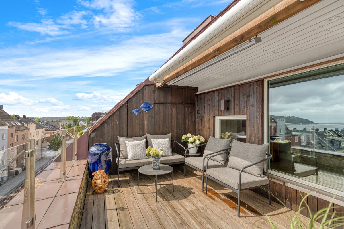 Stor solrik terrasse ut fra stuen med nydelig utsikt Galleribilde