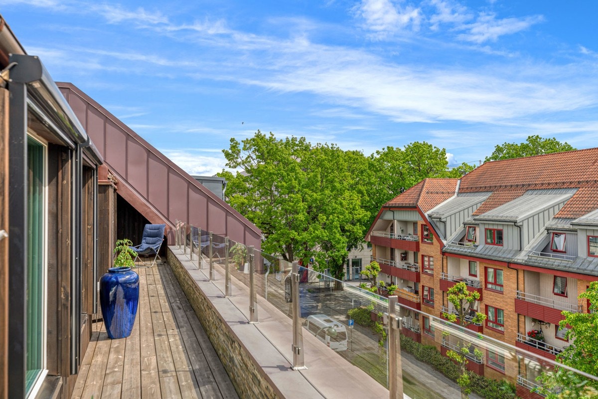 Stor solrik terrasse ut fra stuen med nydelig utsikt Galleribilde