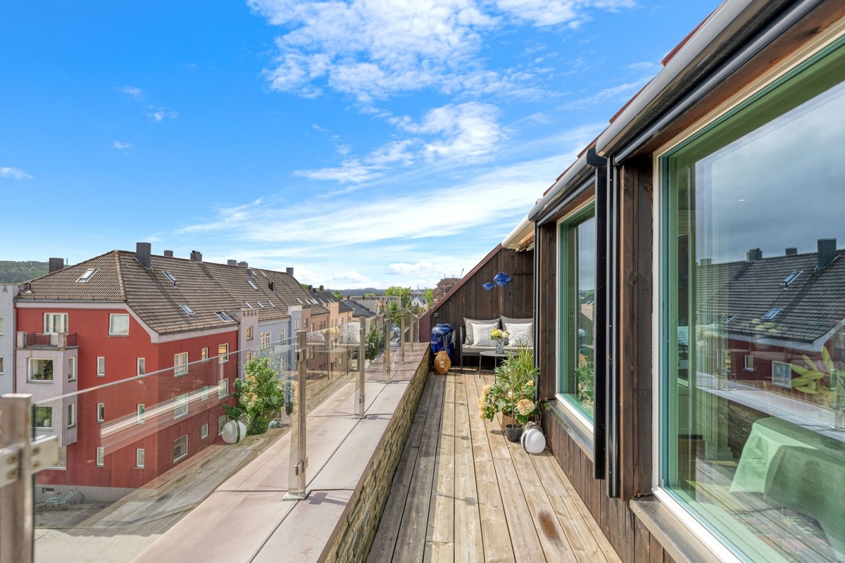 Stor solrik terrasse ut fra stuen med nydelig utsikt Galleribilde