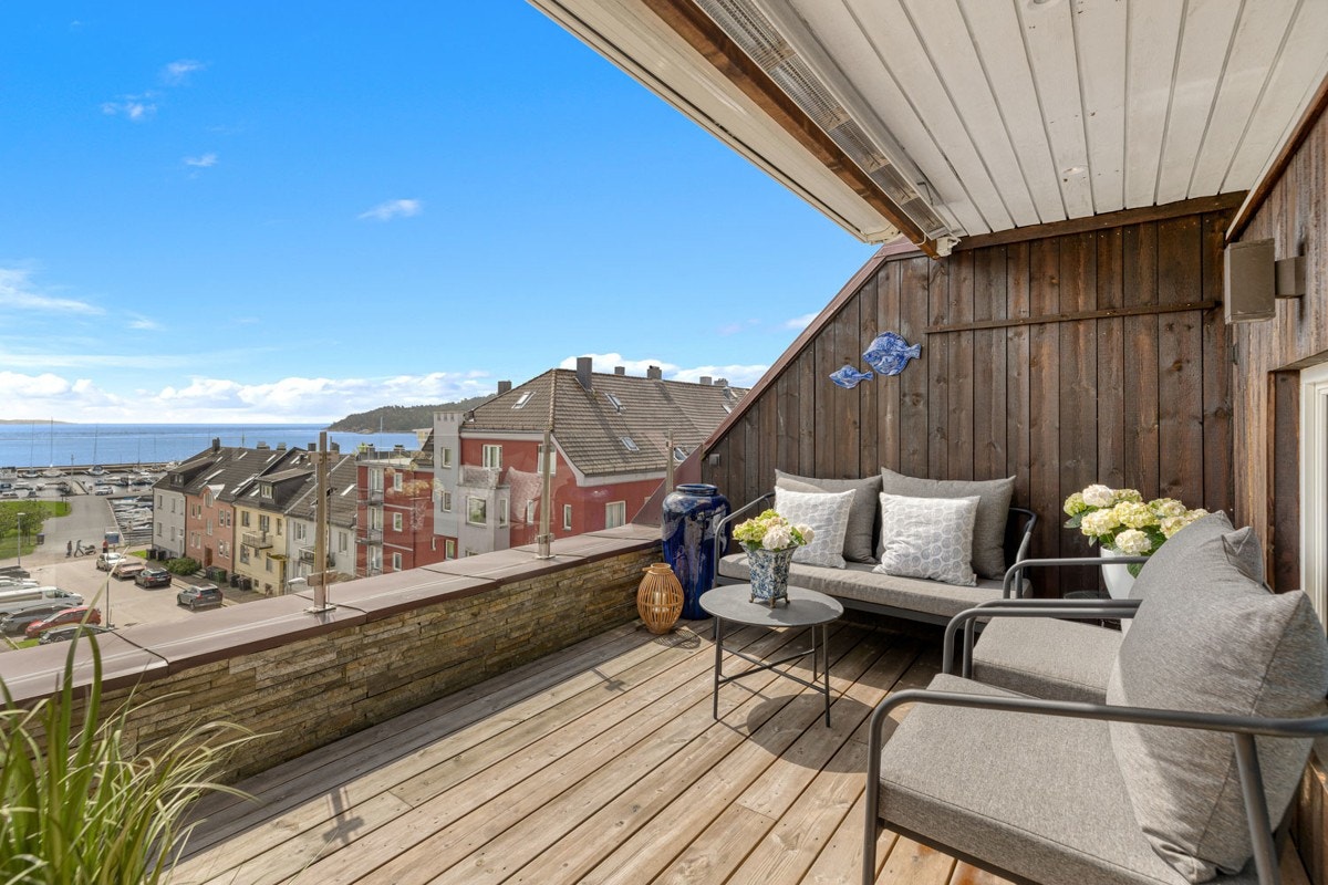 Stor solrik terrasse ut fra stuen med nydelig utsikt Galleribilde