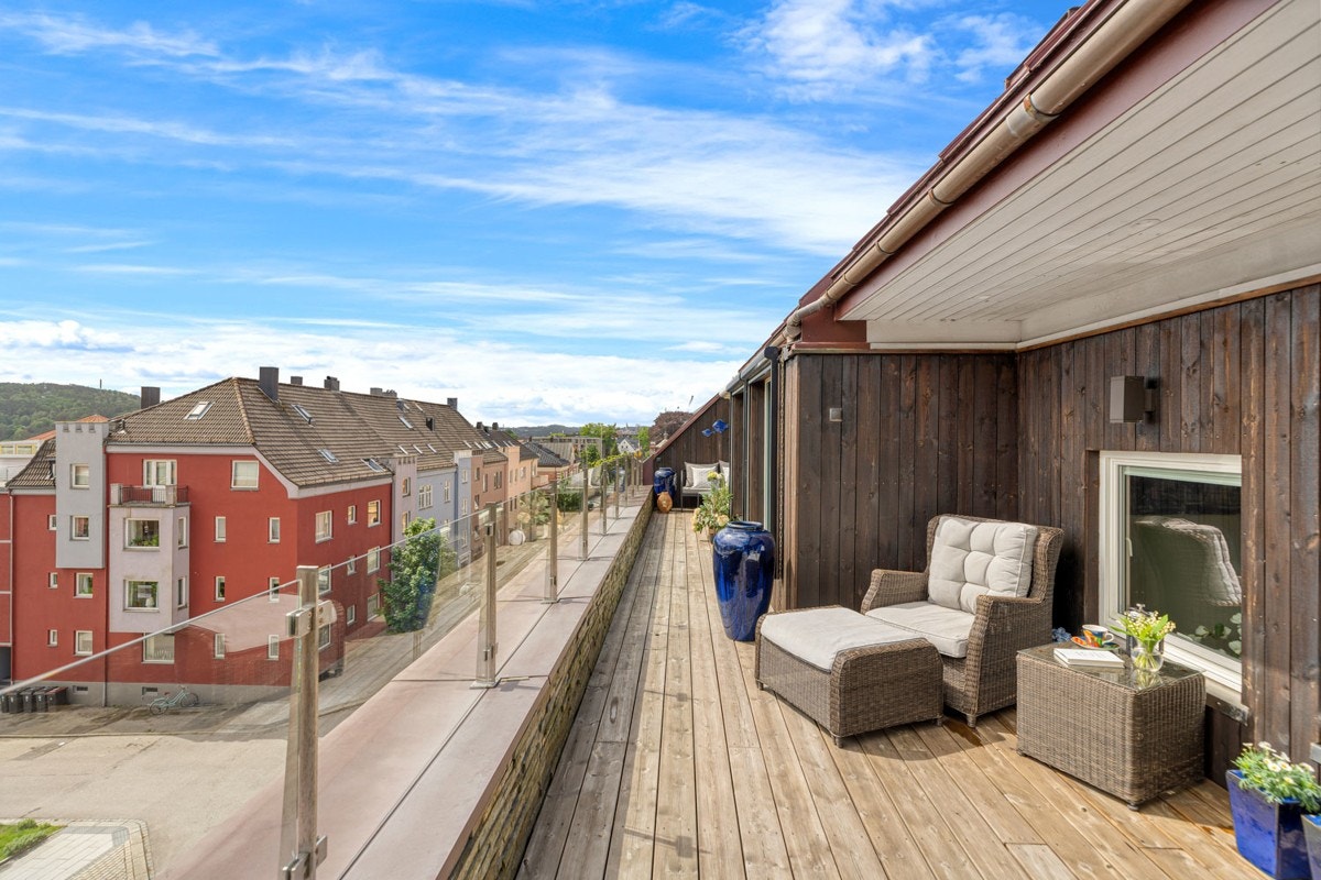 Stor solrik terrasse ut fra stuen med nydelig utsikt Galleribilde