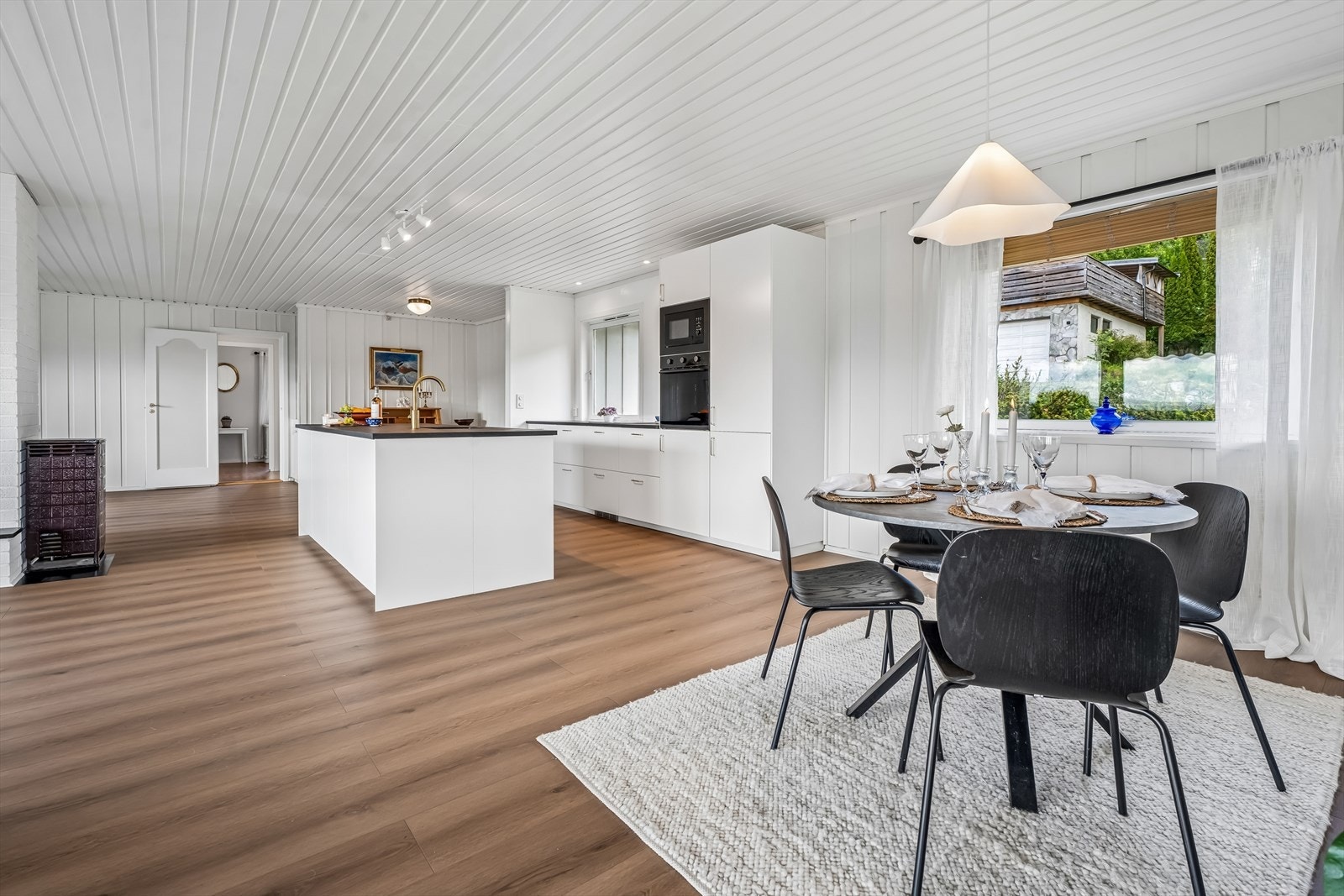 Boligen har fin planløsning med naturlig skille mellom sosiale soner og soveromsdelen. Galleribilde
