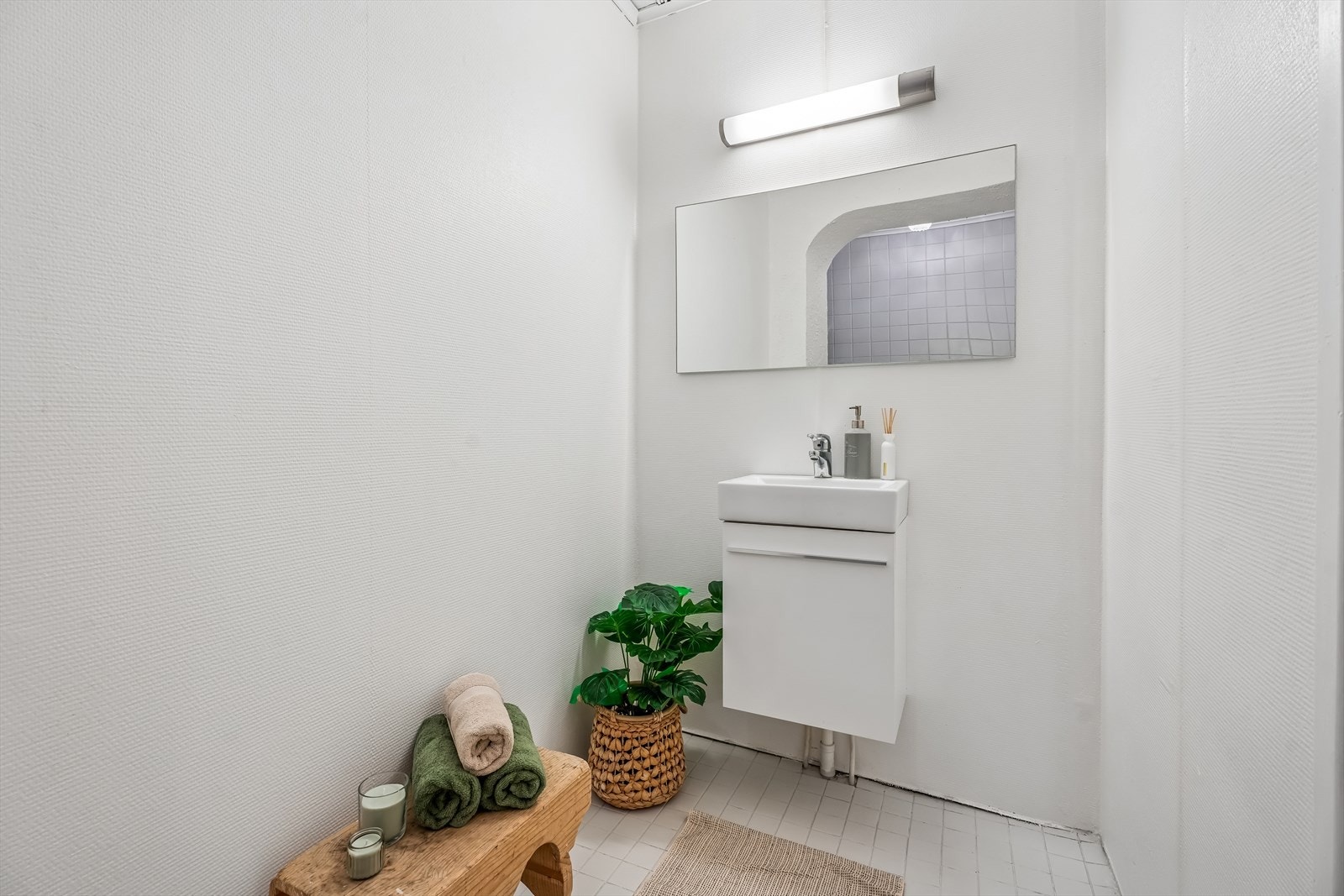 Badet i underetasjen er utstyrt med dusjnisje, servant og har gulvvarme. Galleribilde