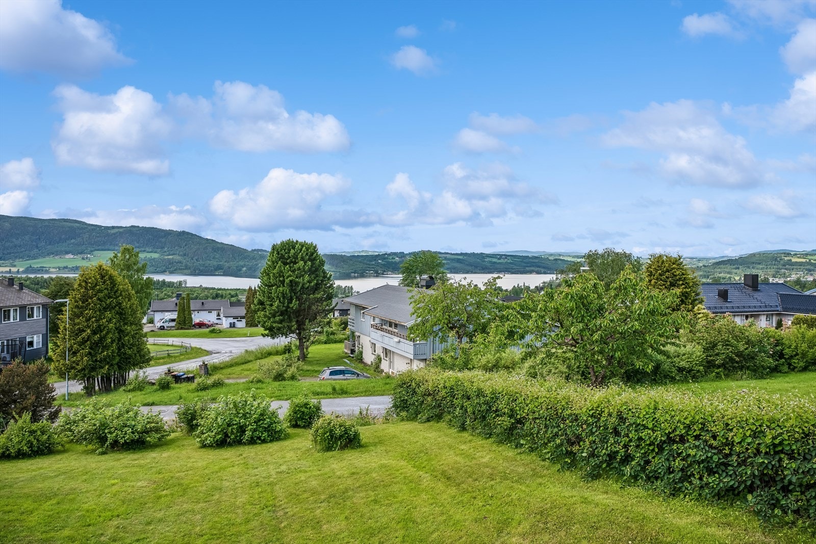 Fra eiendommen er det kort vei til både skoler og barnehager. Galleribilde