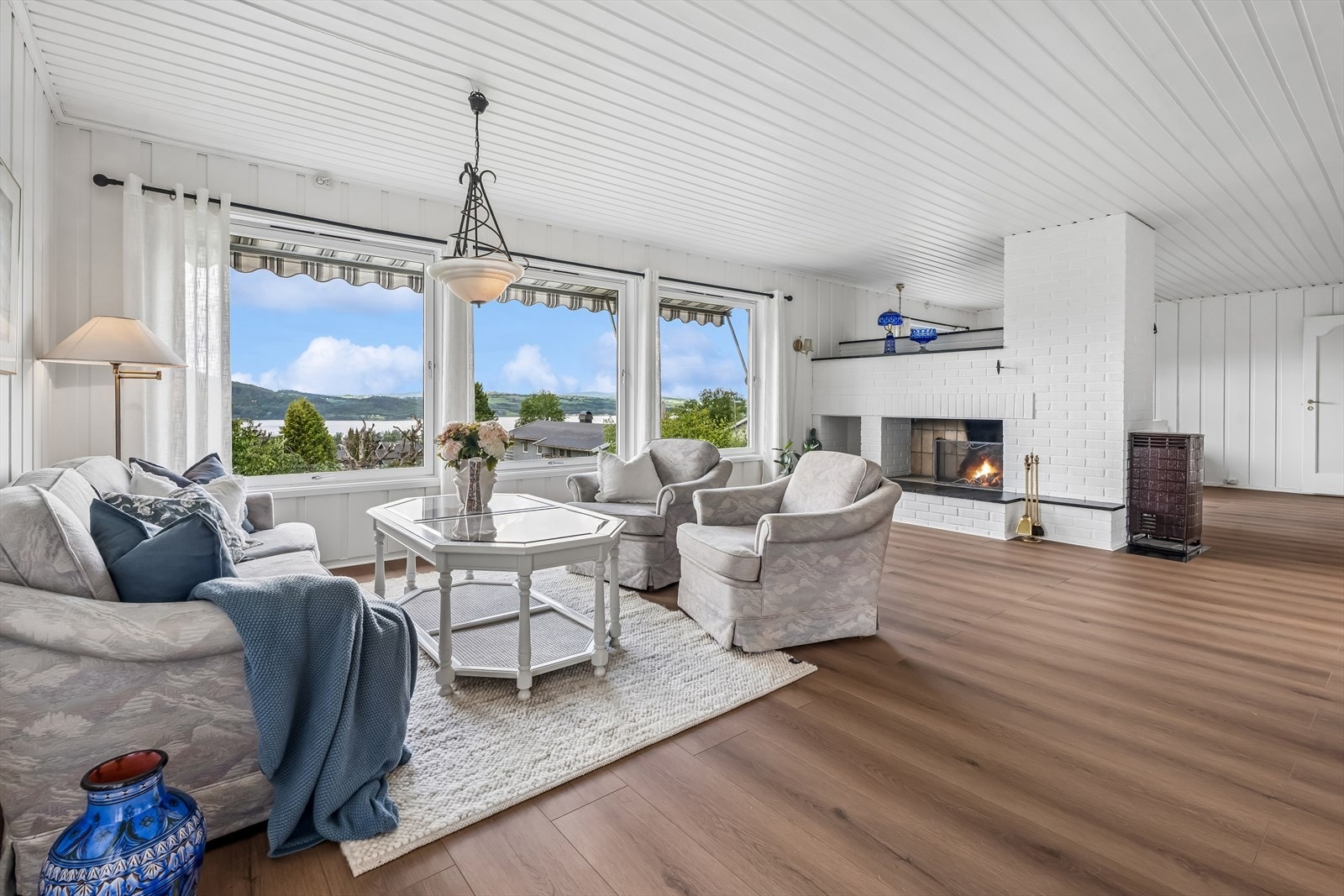 Store vindusflater i stuen slipper inn rikelig med dagslys og rammer inn utsikten. Galleribilde