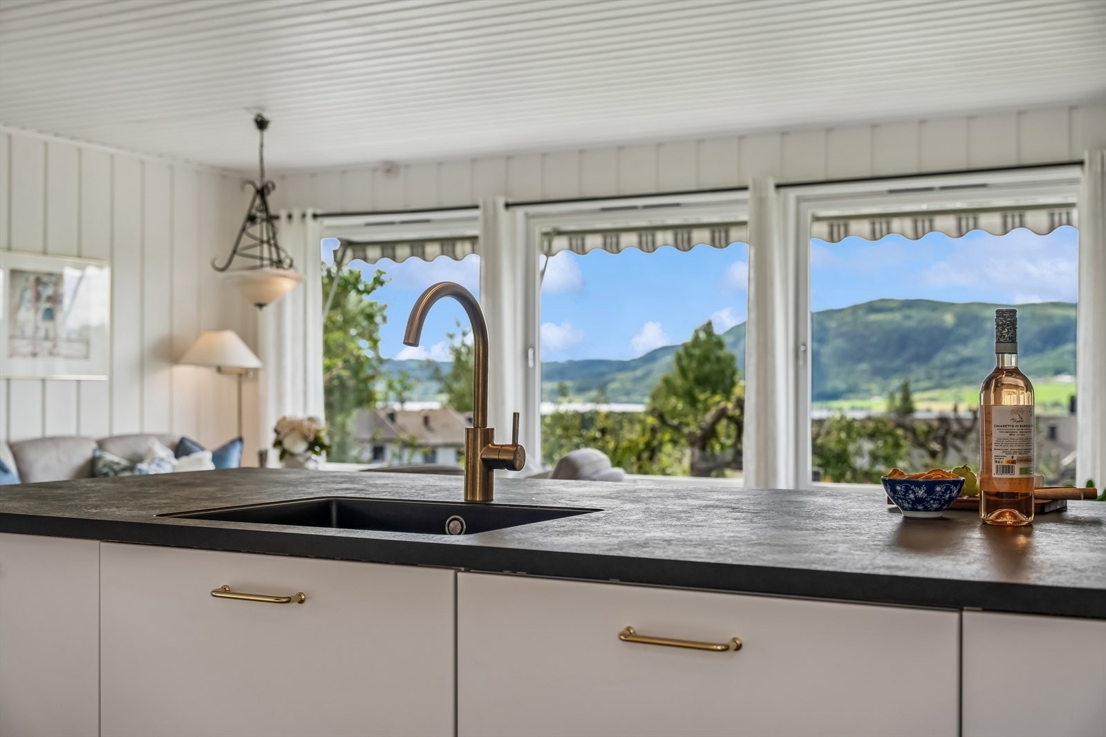 Induksjonstoppen har integrert ventilator med kullfilter, en moderne og plassbesparende løsning. Galleribilde