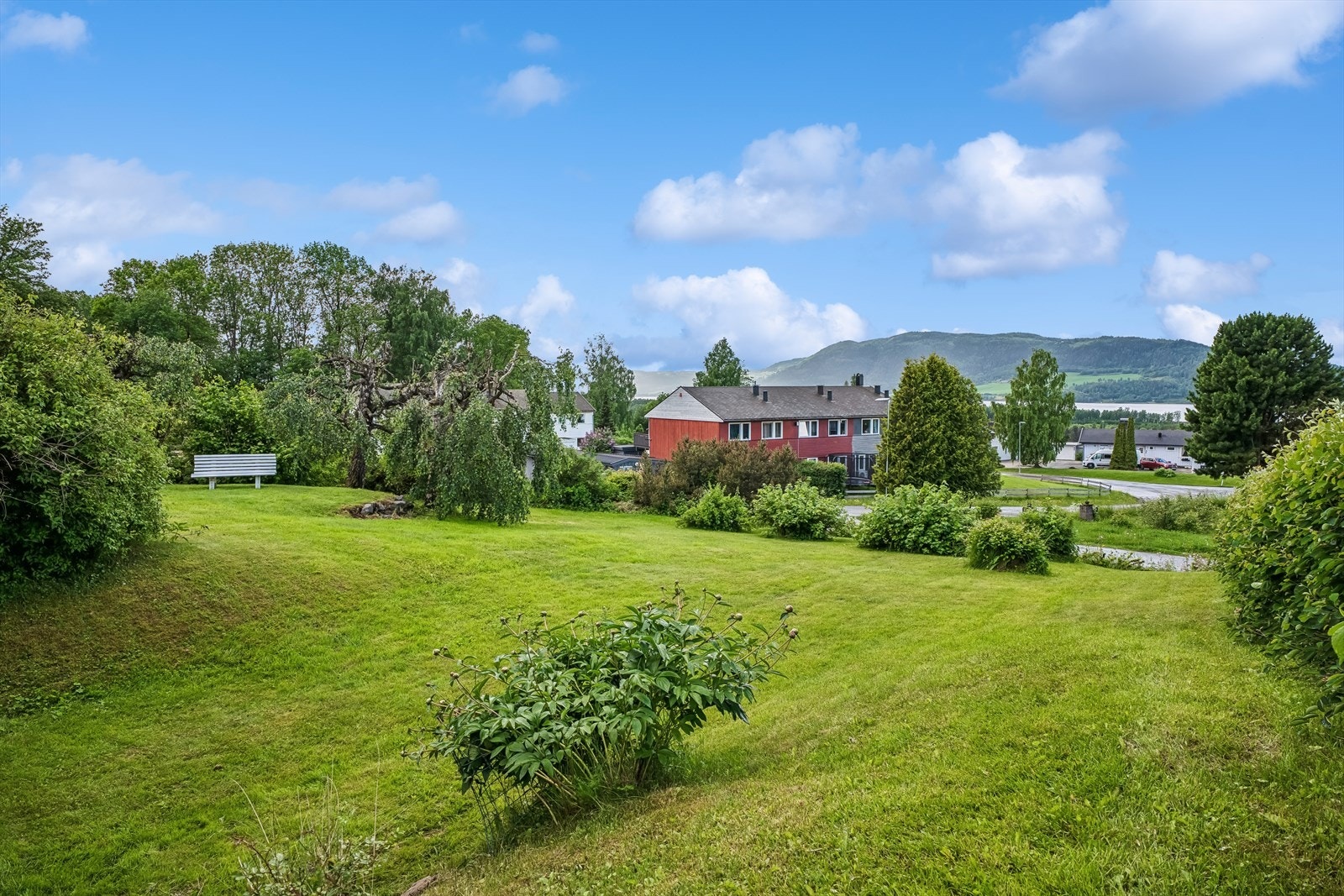 Stor og solrik hage med fin plass for familien! Velkommen til en hyggelig visning! Galleribilde