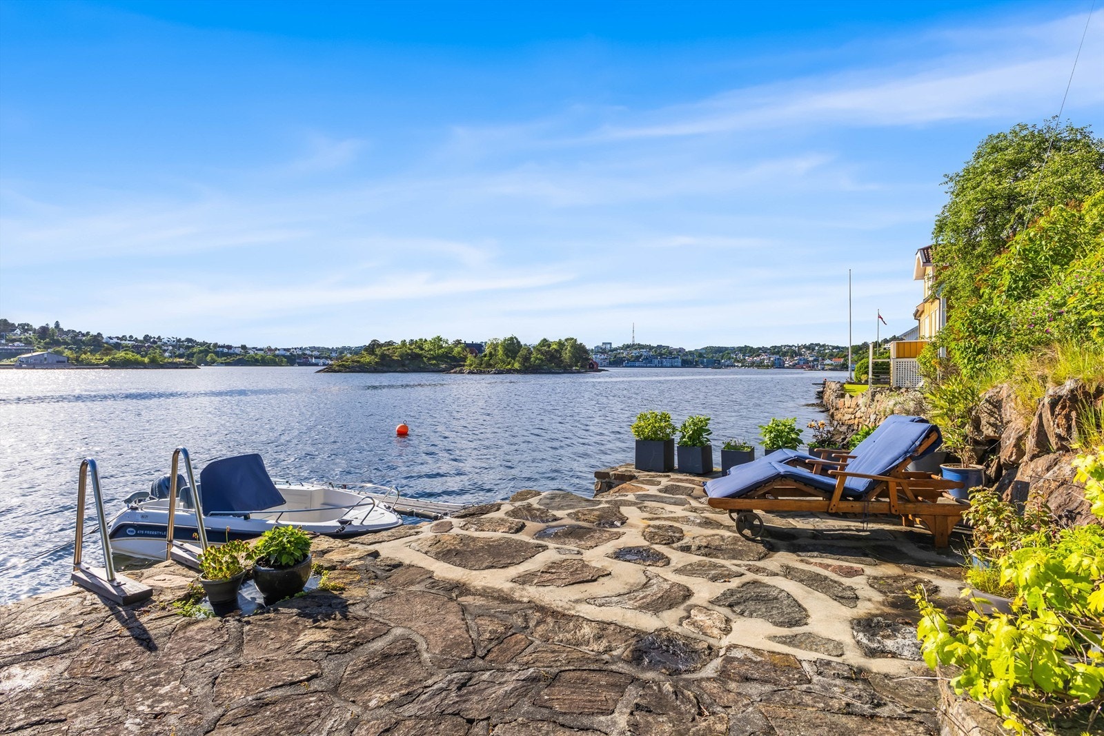 Eiendommen har flere båtplasser på stor steinbrygge og dypvannsbrygge i trevirke (8+ meters dybde). Galleribilde