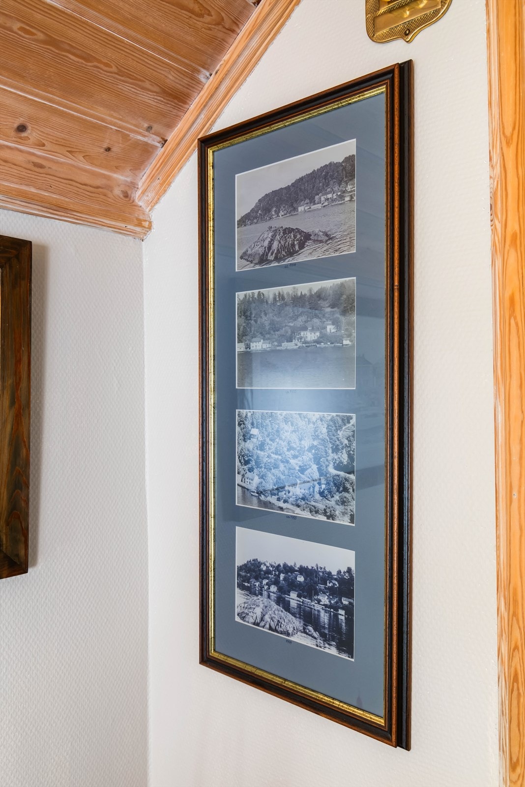 Historiske bilder av eiendommen pryder veggene og forteller en historie. Galleribilde