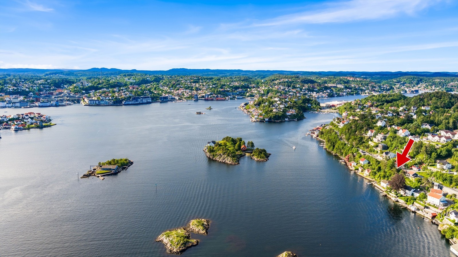 Fra eiendommen er det kun en 15-minutters kjøretur til Arendal sentrum med alle servicetilbud. Det er ca. 15 min. spasertur til Skilsøyferga fra huset. Galleribilde